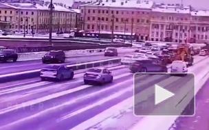 Видео: массовое ДТП на Благовещенском мосту заблокировало проезд