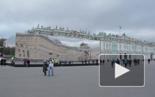 Большой зеркальный куб на Дворцовой возмущает петербуржцев и нравится туристам