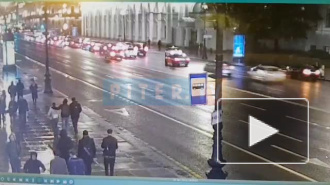 Появилось видео аварии на Невском проспекте с "Мерседесом", "таксистом" и троллейбусом