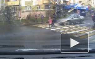 Жуткое видео из Калининграда: иномарка на пешеходном переходе сбила женщину с ребенком