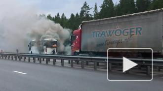 На Приозерском шоссе загорелся туристический автобус 