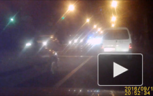 Уезжает с места ДТП.