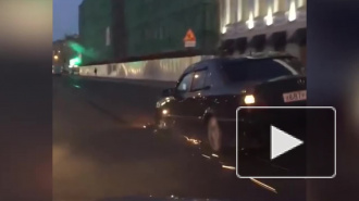 Видео: ГИБДД Петербурга гонится за искрящимся трехколесным "Мерседесом"