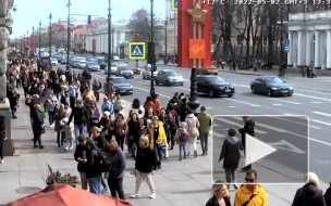 Видео: водитель такси сбил несколько пешеходов на Невском проспекте