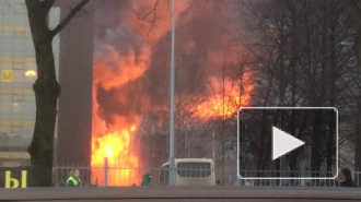 Очевидцы сняли на видео мощный пожар на скалодроме около "Лесной"