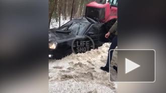 В подмосковной Шатуре "приора" во время обгона залетела задом под трактор на встречке