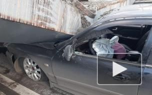 На Рублевском шоссе бетонная балка рухнула на легковушку 