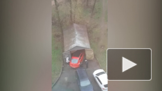 На Ветеранов пятеро мужчин помогали пенсионерке вызволить из плена красный "Жук"