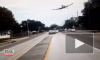 Очевидцы сняли на видео жесткую посадку самолета на автодорогу в США