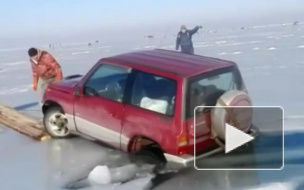 Под Владивостоком "выудили" внедорожник из-подо льда