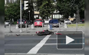 Видео: на перекрестке Стачек и Васи Алексеева сбили мотоциклиста 