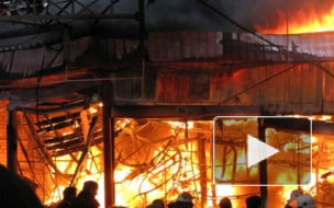 Пожар на Северном рынке в Петербурге уничтожил павильон с товарами
