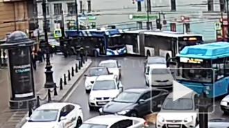 Видео: в центре Петербурга столкнулись автобус и троллейбус