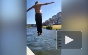 Подросток прыгнул с моста в Матисов канал под плывущий катер
