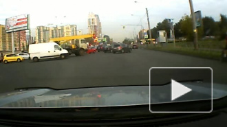Массовое ДТП на проспекте Маршала Блюхера попало на видео