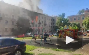 Видео: дети продолжили качаться на качелях, несмотря на пожар в соседнем доме