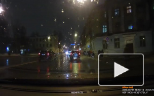 Появилось видео падения льда на людей с крыши Военно-морской академии