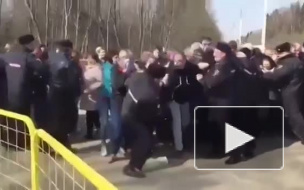 Митинг в Волоколамске: полицейские борются с живой стеной