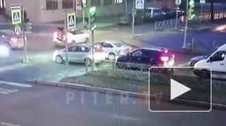 Видео: троллейбус протаранил авто на Кантемировской улице