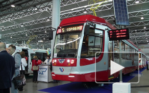 В "Ленэкспо" показали радужный троллейбус, BMW для ДПС и новый трамвай