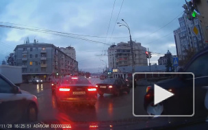 В сети появилось видео столкновения иномарок в центре Воронежа